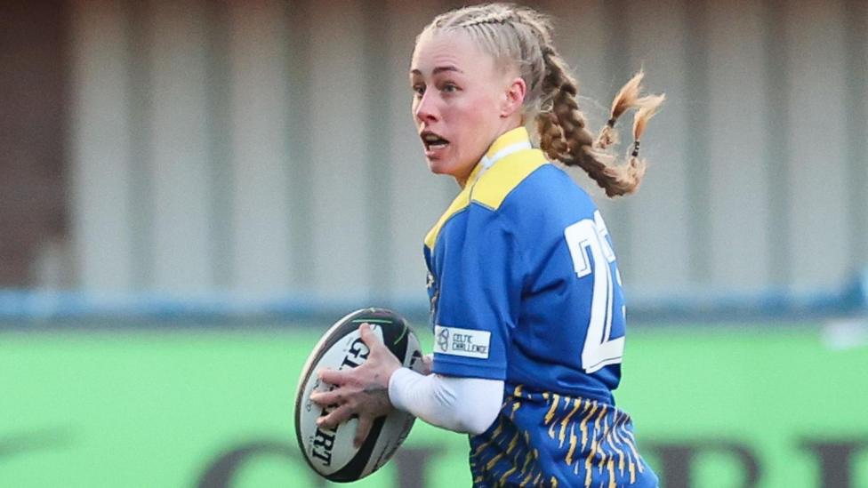 Nikita Prothero makes a break for Gwalia Lightning 