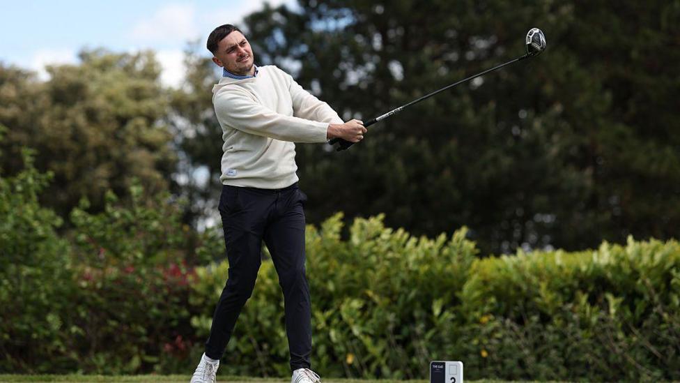 Dylan Baines yn ymarfer ar gwrs y Roman Road yn y Celtic Manor