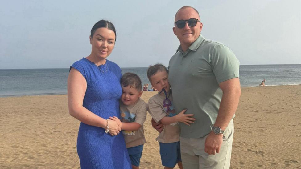 Keenan, Olivia a'u dau fab ifanc yn sefyll ar draeth