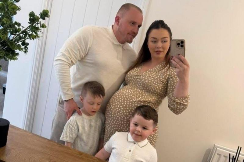 Olivia, sy'n feichiog, yn tynnu hunlun ohoni gyda Keenan a'u meibion