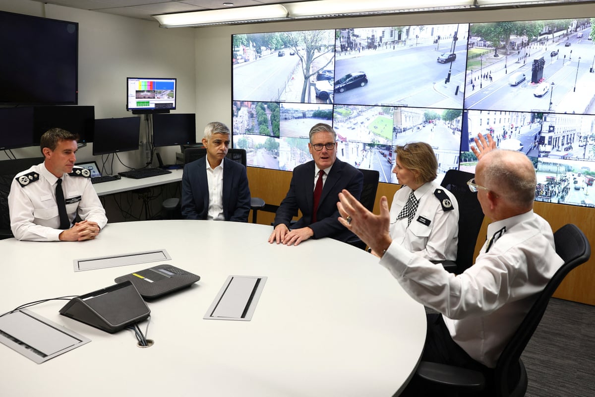 Starmer and Khan speaking with Met police commissioner Mark Rowley.