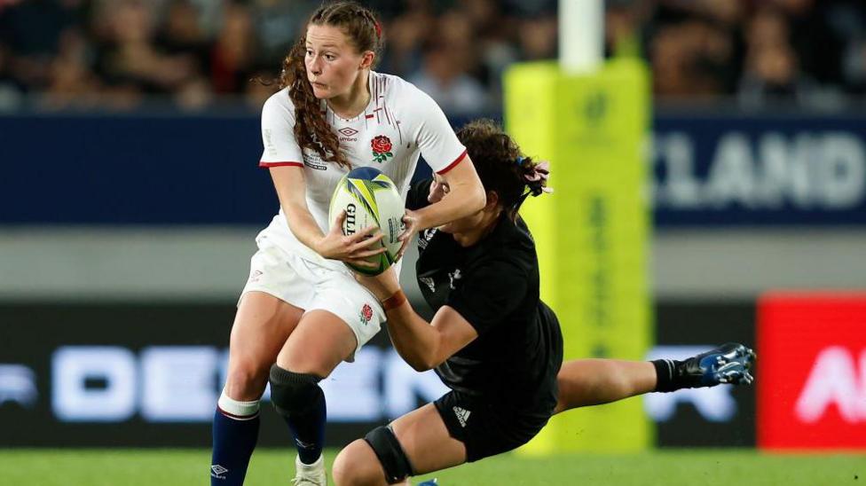 Lucy Packer playing in the 2022 Rugby World Cup final for England