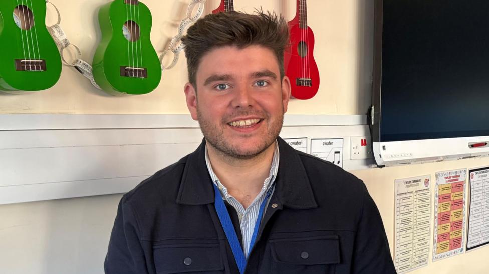 Lloyd Macey yn eistedd o flaen piano