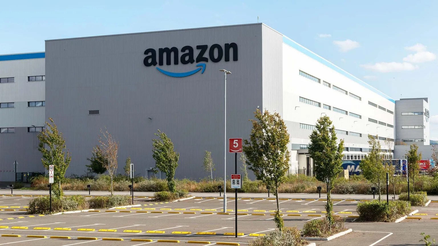  Amazon Fulfilment centre BRS2, warehousing and distribution building, Symmetry Park, Swindon, Wiltshire, England, UK.