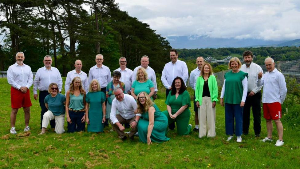 O'r chwith (rhes gefn) Wayne Lock, Robin Williams, Gwyn Morgan, Arwel Roberts, Huw Gwilym, Alun Griffith, Robat Tomos, Michael Randal, Aled Davies, Keith Tomos. O'r chwith (rhes flaen): Angharad Harris, Mair Stead, Gwen Davies, Rhian Hughes, Wendy Williams, Bethan Tomos, Eleri, Nia Lloyd Jones. Blaen (o'r chwith): Marc Bronley, Magi Tomos