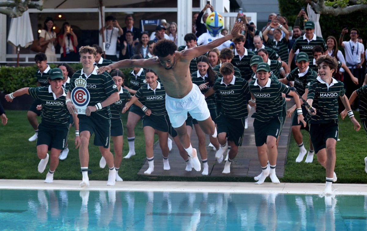 Fils jumps in a swimming pool, followed by the tournaments ballkids
