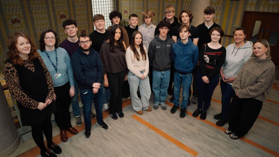Disgyblion o Ysgol Morgan Llwyd, Wrecsam fu'n rhan o'r broses o lunio'r neges heddwch