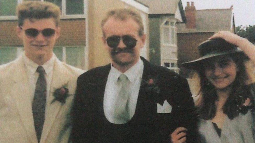 Bu farw tad Rachel McGuinness yn 1990