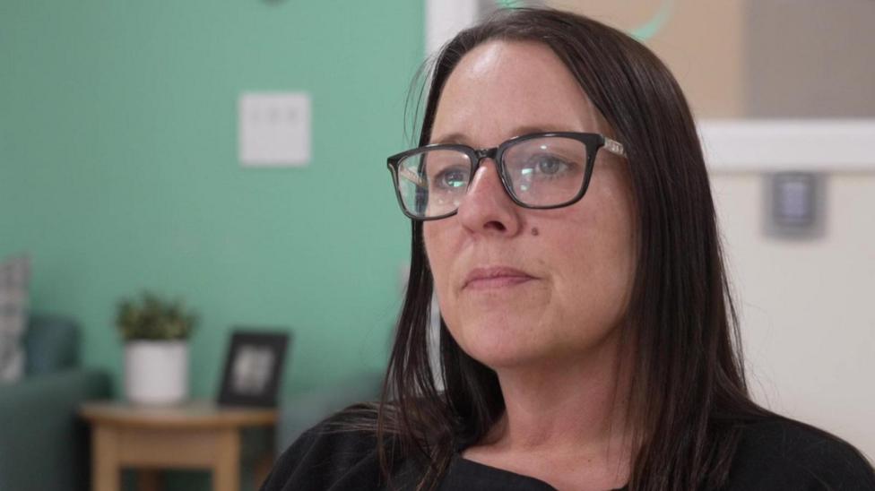 Sandra Evans, rheolwraig cartef Bryn Seiont Newydd, Caernarfon