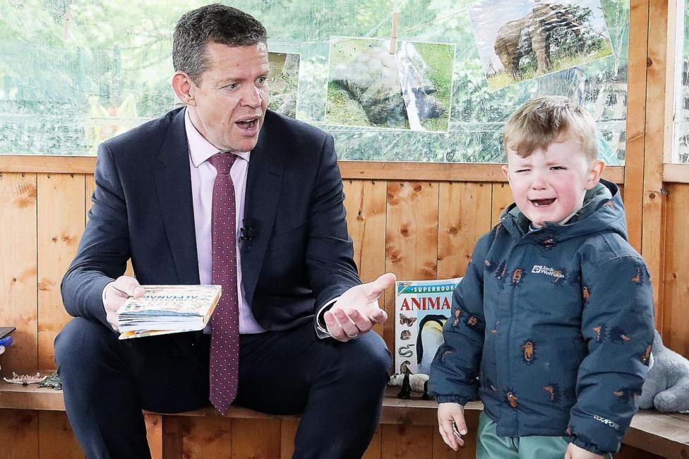 Ymwelodd y prif weinidog â meithrinfa ym Merthyr Tudful ddydd Mercher
