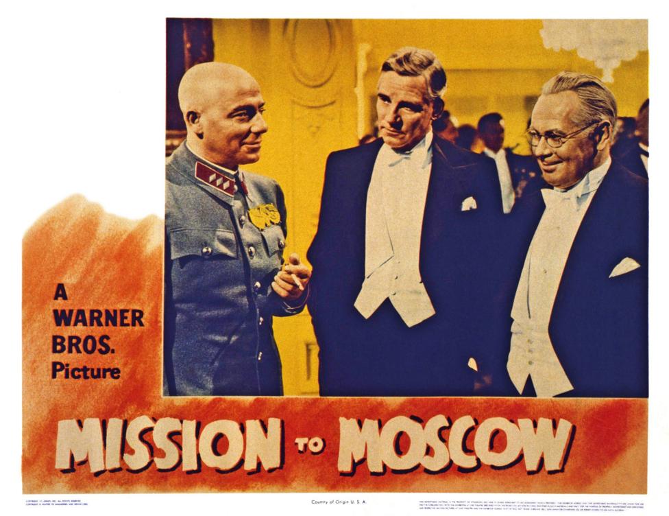 Poster y ffilm 'Mission to Moscow', gyda Walter Huston (yn y canol) yn chwarae rhan Joseph E. Davies