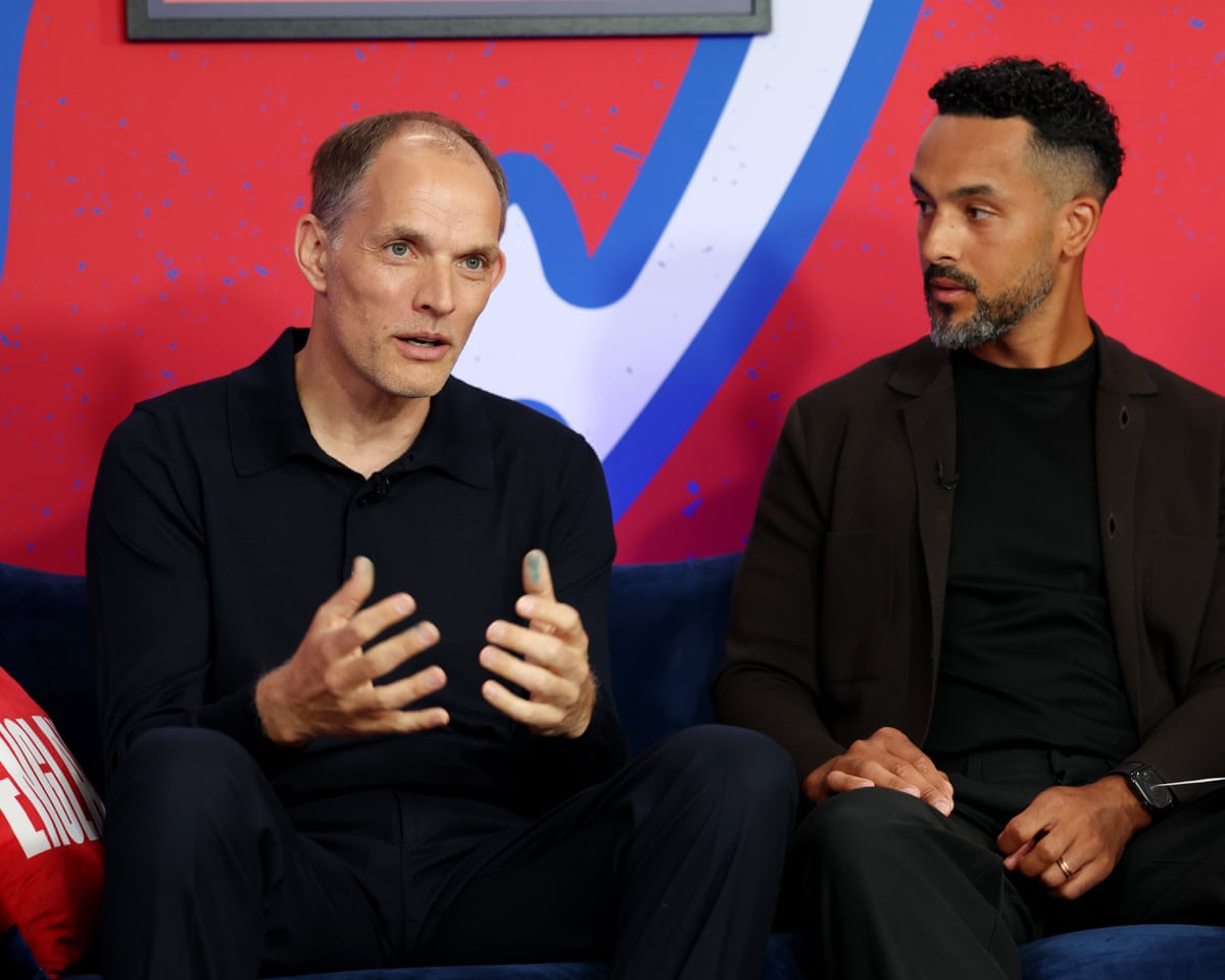 Thomas Tuchel speaks with Theo Walcott