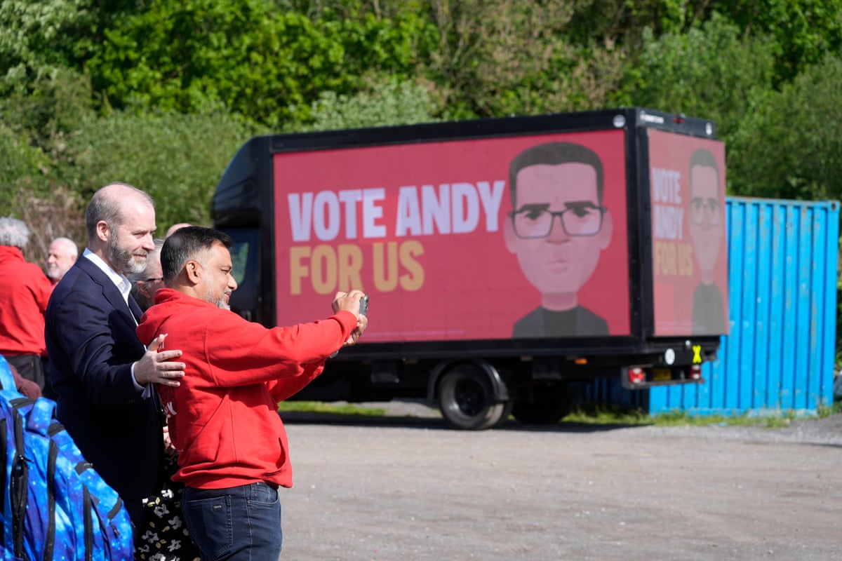 Chief whip Jonathan Reynolds takes a selfie with a Labour party supporter.