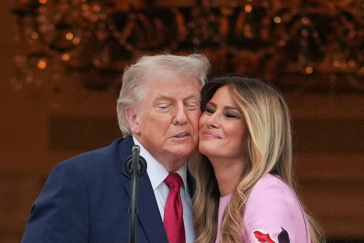 Trump and Melania touch cheeks