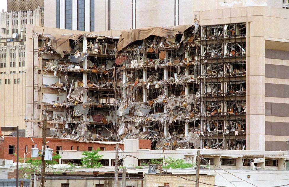 Y difrod i adeiladau'r Llywodraeth yn Oklahoma City wedi'r ffrwydriad