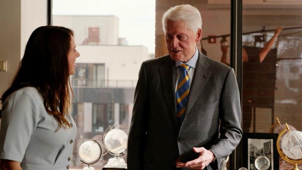 Ceri'n siarad â'r Arlywydd Bill Clinton, sy'n ymddangos ar y rhaglen ddogfen