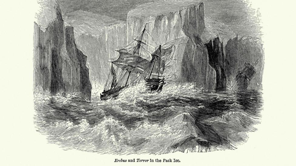 Darlun du a gwyn o'r ddwy long ar for stormus gyda rhewlifoedd enfawr yn codi'n uchel y tu cefn iddynt