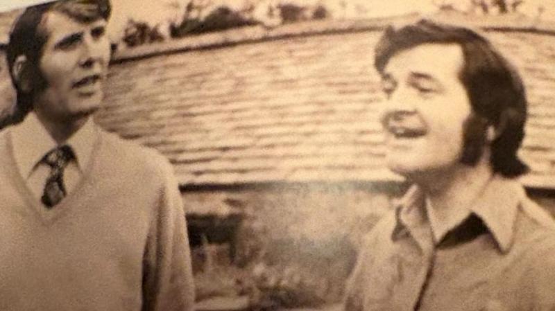 'Nosweithiau da' dros y wlad. Dafydd Iwan a Edward yn un o'r cannoedd o gyngherddau i'r ddau berfformio.