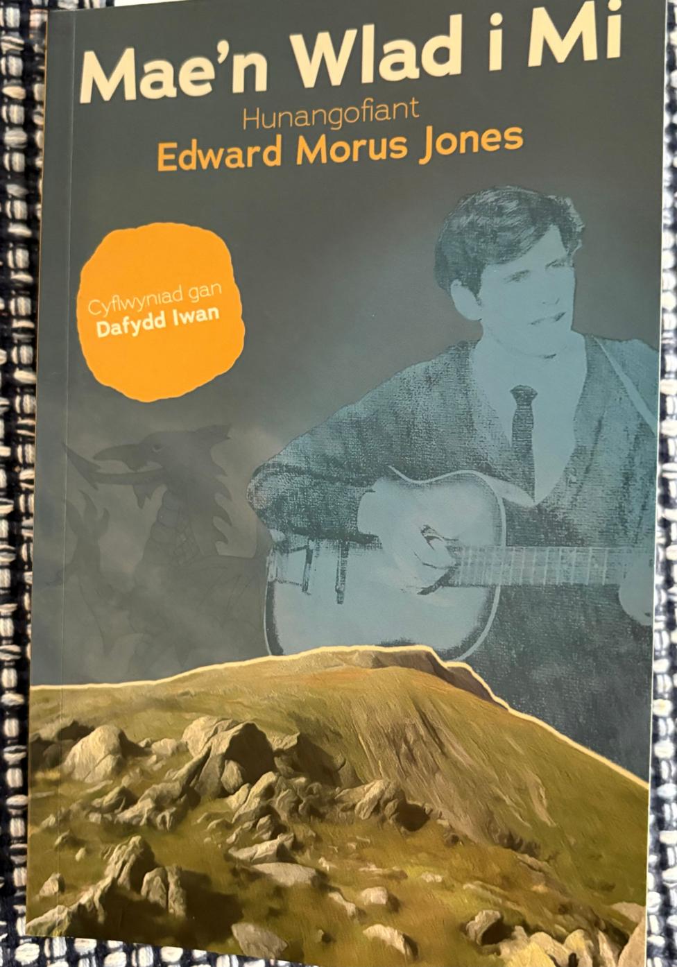 Hunangofiant Edward Morus Jones, Mae'n Wlad i Mi