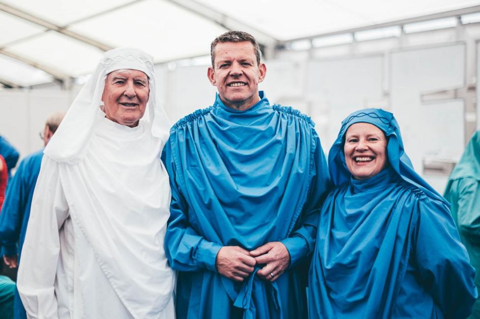 Edward Morus Jones gyda'i blant Awen Iorwerth a Rhun ap Iorwerth yn cael eu derbyn i'r Orsedd