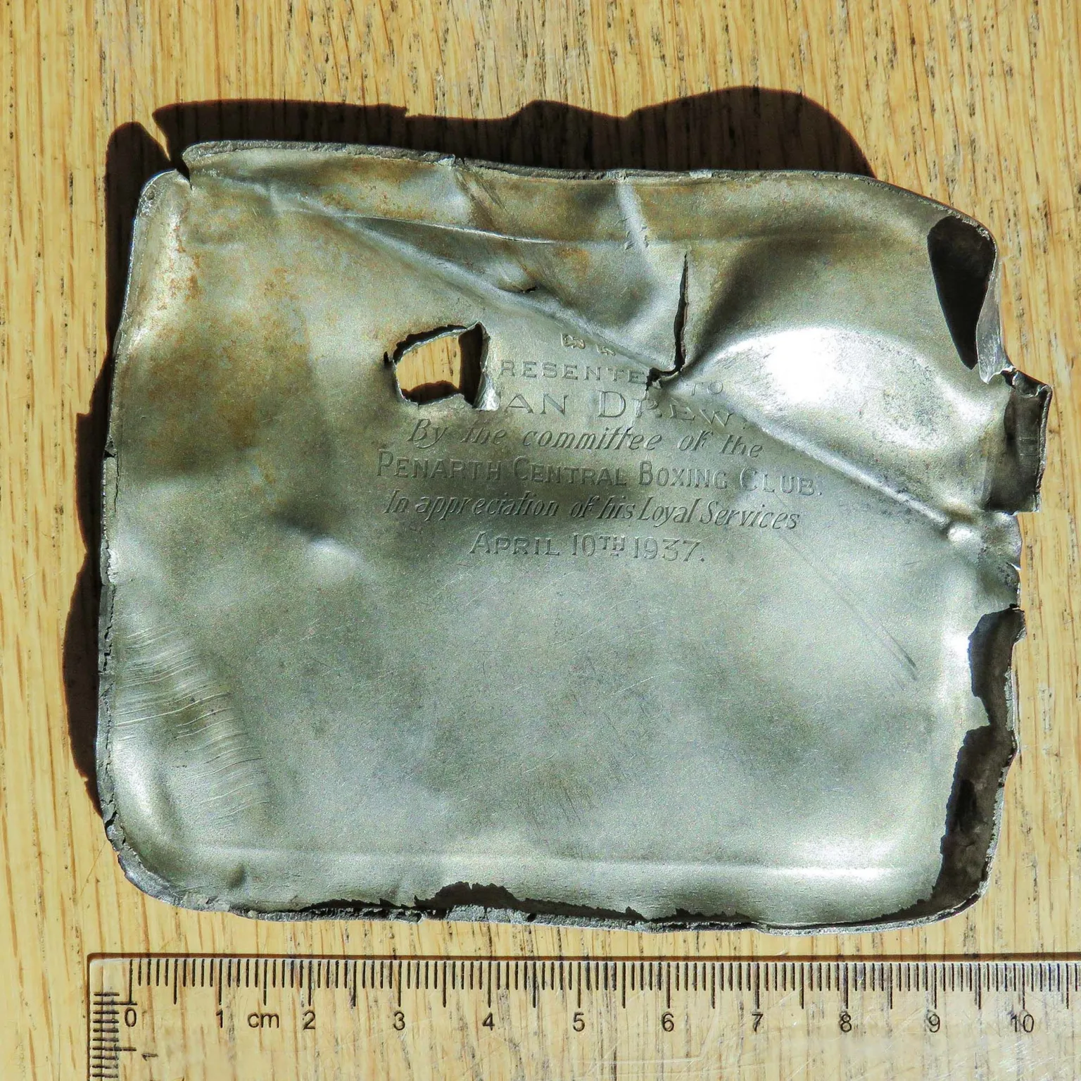 Filip Krapels A ruler next to the cigarette case, demonstrating that it is approximately 10cms in length. The inscription reads : 