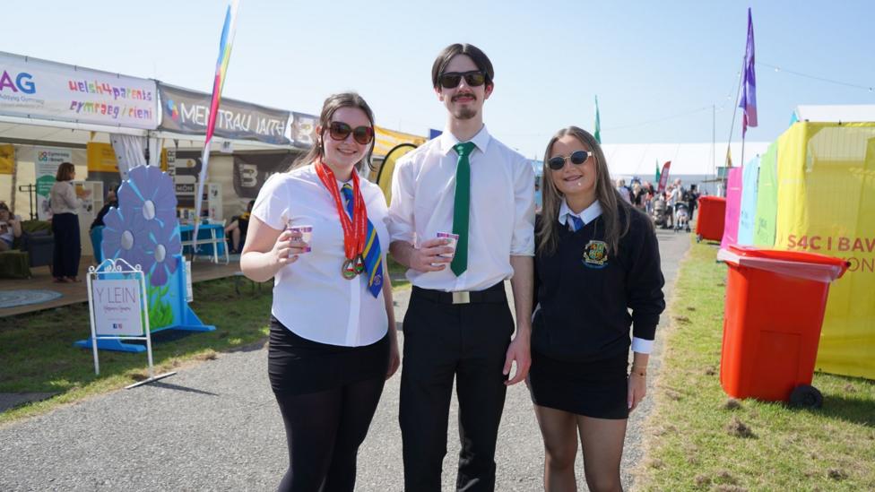Alaw, Tomos a Seren o Ysgol Gyfun Llangefni yn mwynhau hufen iâ. Cafodd Alaw a Tomos fore prysur yn cystadlu yn y dawnsio gwerin, ac ar brynhawn dydd Llun cystadlodd Alaw a Seren yn y côr gwerin a chôr s.a.t.b. Derbyniodd Alaw hefyd ei medalau am ddod yn drydydd yn creu tecstiliau ac yn gyntaf am uwchgylchu