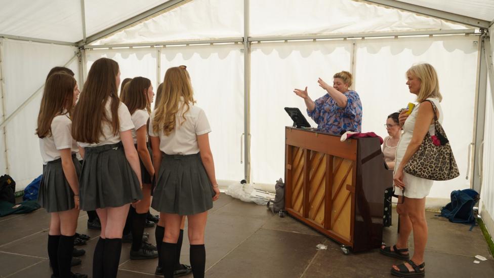 Amser ymarfer i ferched Ysgol Brynhyfryd