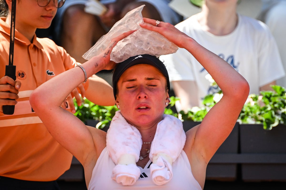 Elina Svitolina tries to keep cool in the heat at Roland Garros