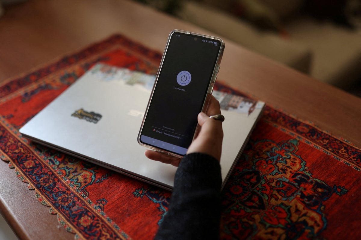 A hand holding a mobile phone that is failing to connect to the internet
