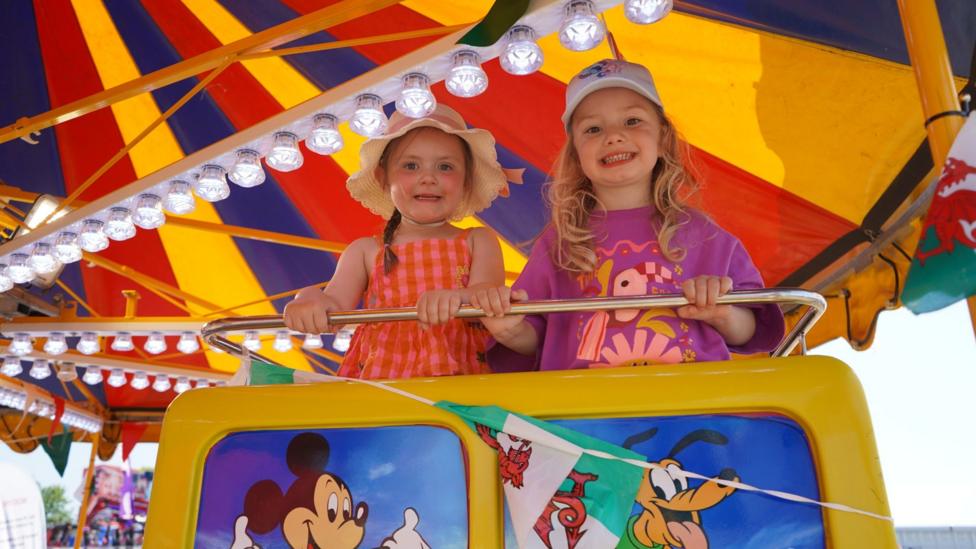 Georgia a Millie o Fangor yn mwynhau'n y ffair 