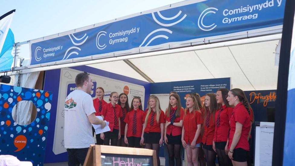 Roedd digon o ganu ar y maes yn ogystal ag yn y pafiliwn