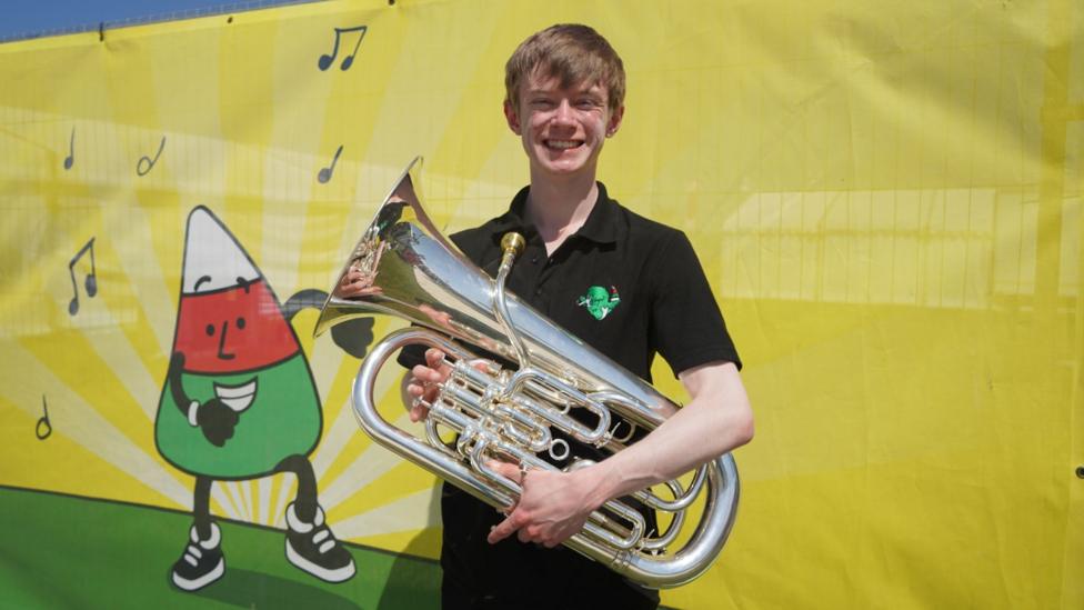 Daeth Iestyn o Ysgol David Hughes yn ail yn chwarae ei euphonium ddoe. Bu'n cystadlu gyda pharti llefaru yr ysgol heddiw