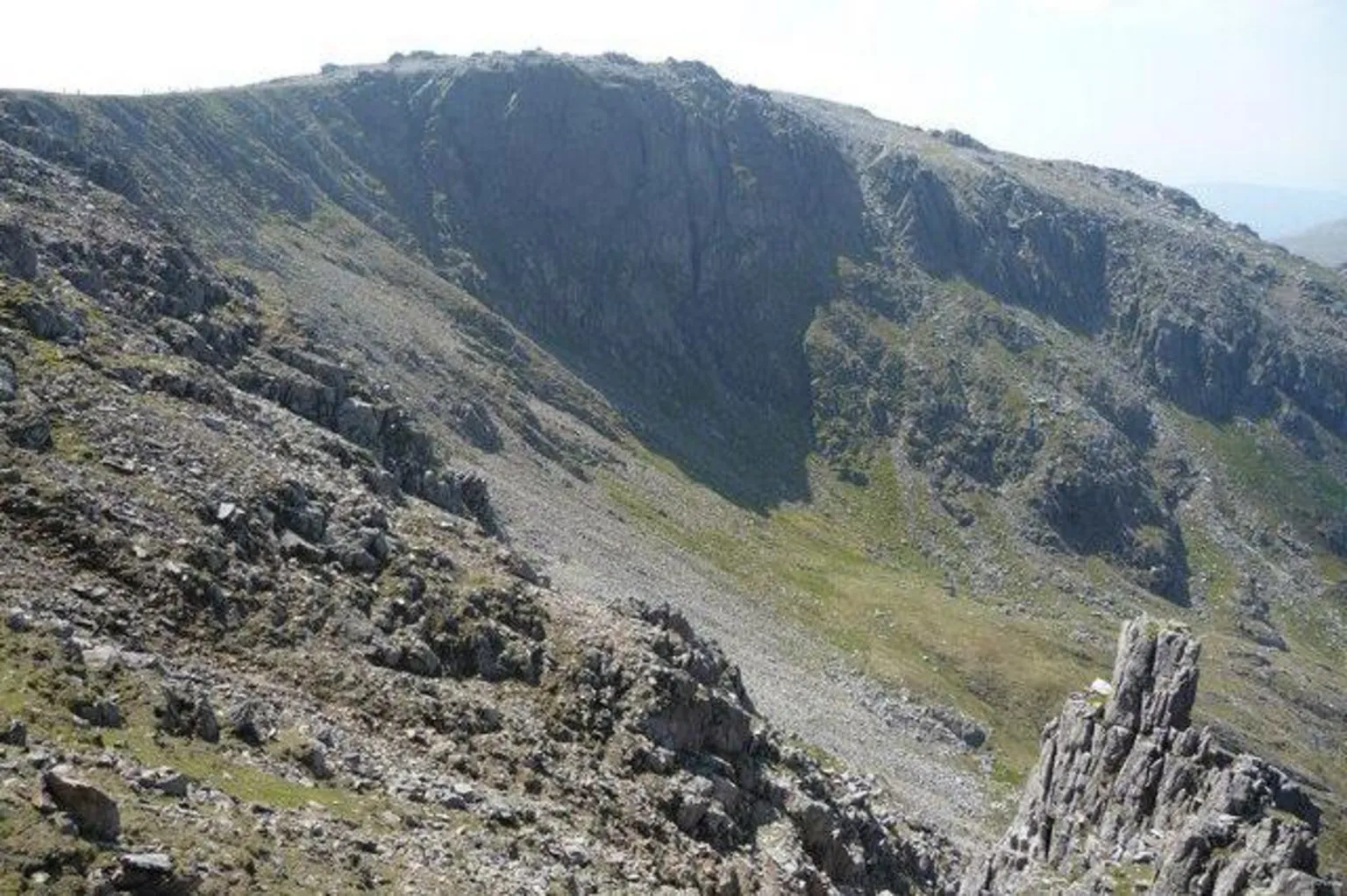 Geograph | Jeremy Bolwell The edge of the ridgeline looking up towards the summit area of Glyder Fawr and over the cwms below Bwlch y Ddwy-Glyder.
