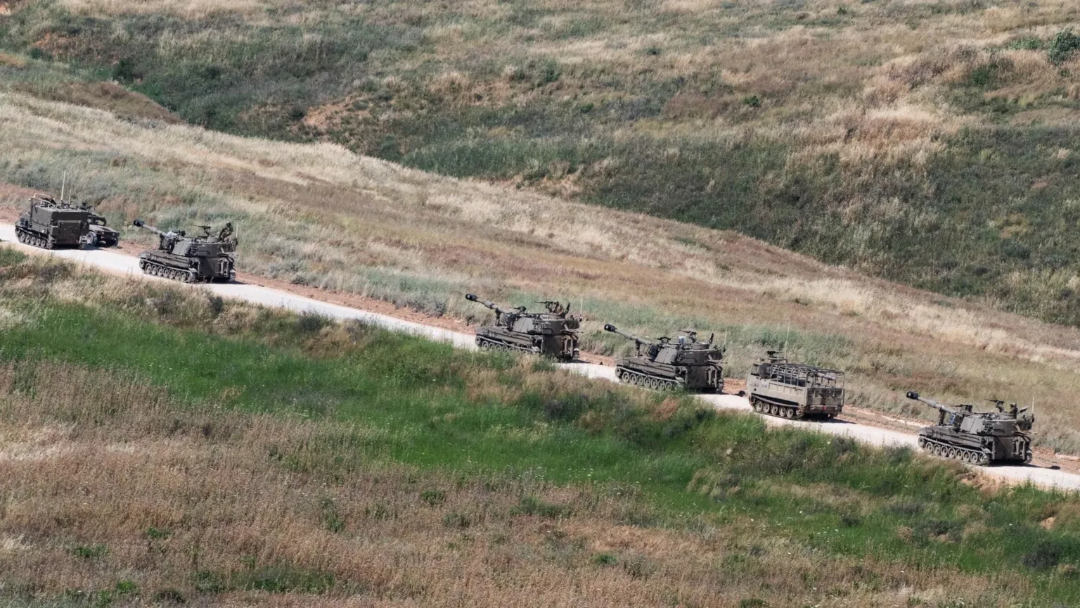 Israeli self-propelled artillery move into southern Lebanon after crossing the Israeli border, as seen from northern Israel (27 May 2026)