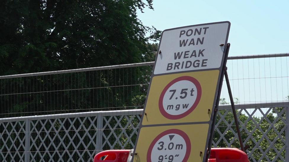 Arwydd Pont Wan un pen o'r bont