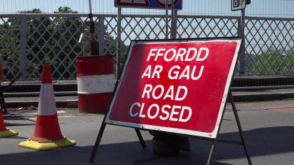 Arwydd Ffordd ar Gau ar Bont y Borth ddydd Mercher