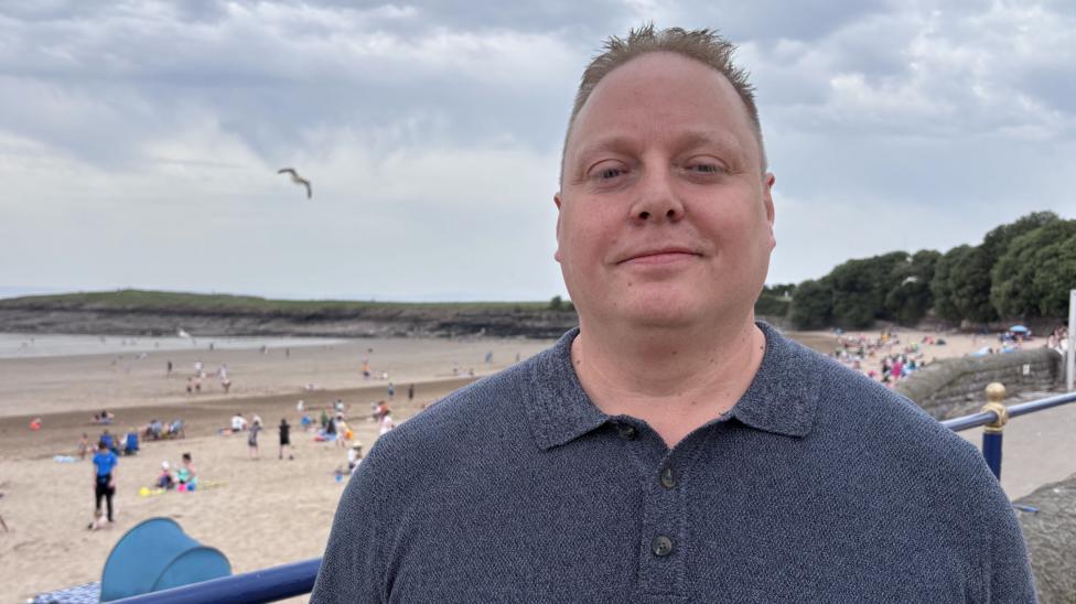 James Webber ar draeth Ynys y Barri