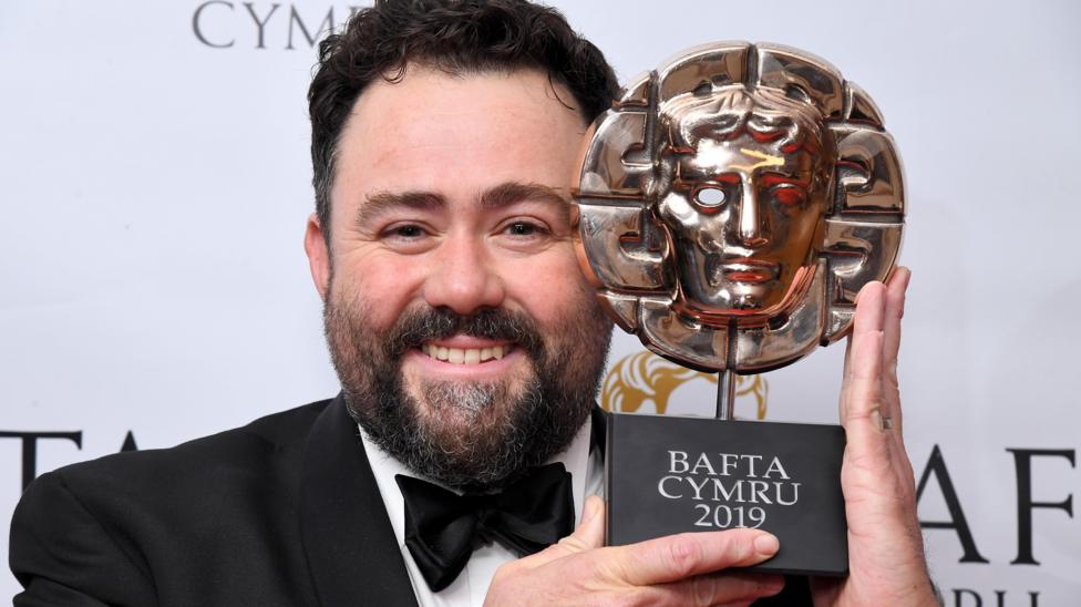 Celyn gyda gwobr BAFTA