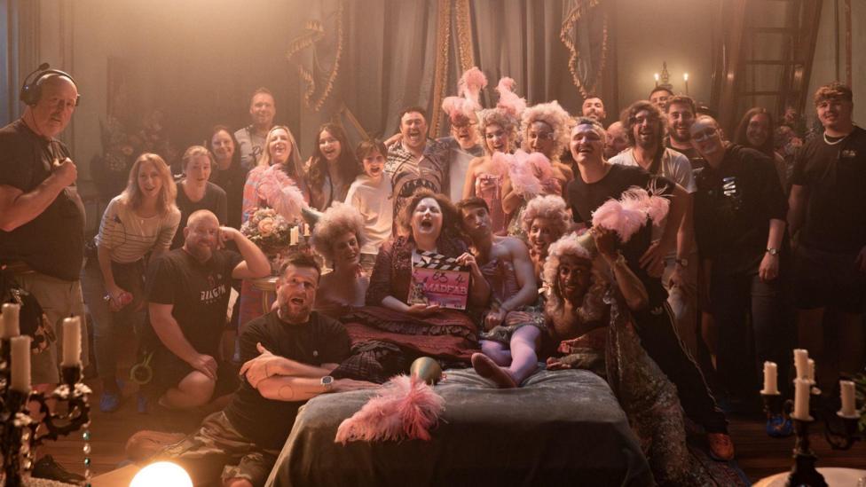 Cast a chriw MadFabulous