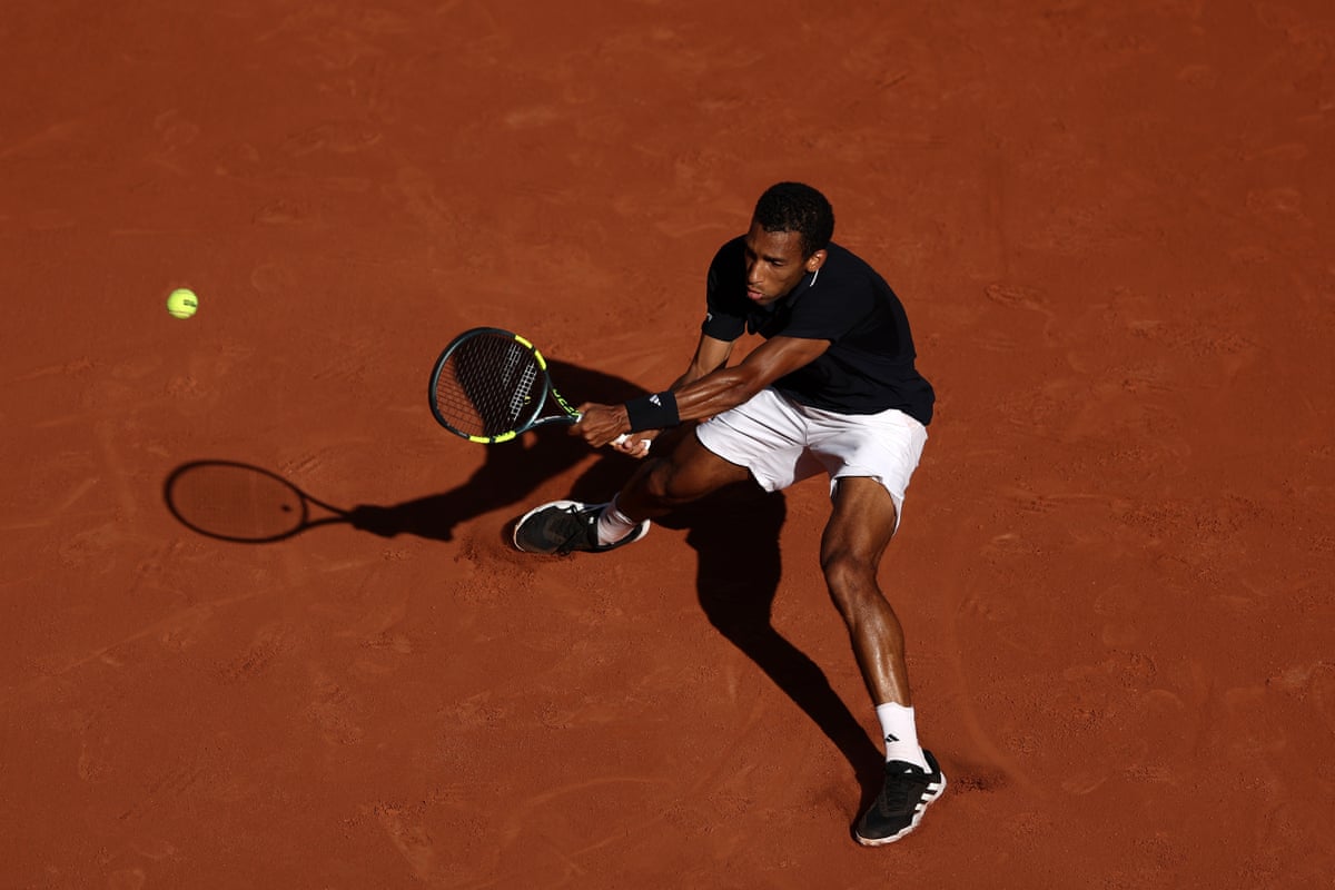 Félix Auger-Aliassime in action against Alejandro Tabilo