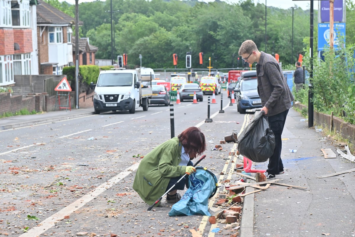 People help to clean up the aftermath of the riots on St Deny’s Road in Southampton.
