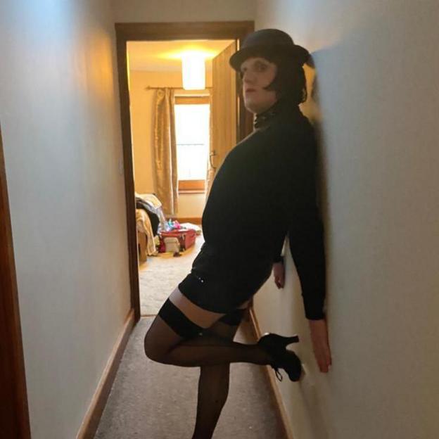 Owain fel Sally Bowles o Cabaret