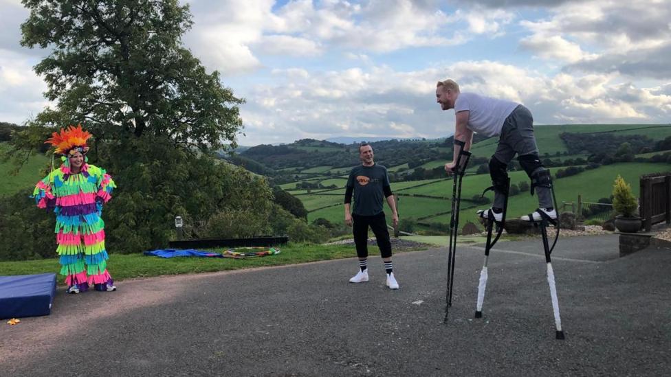Owain ar bedwar stilt