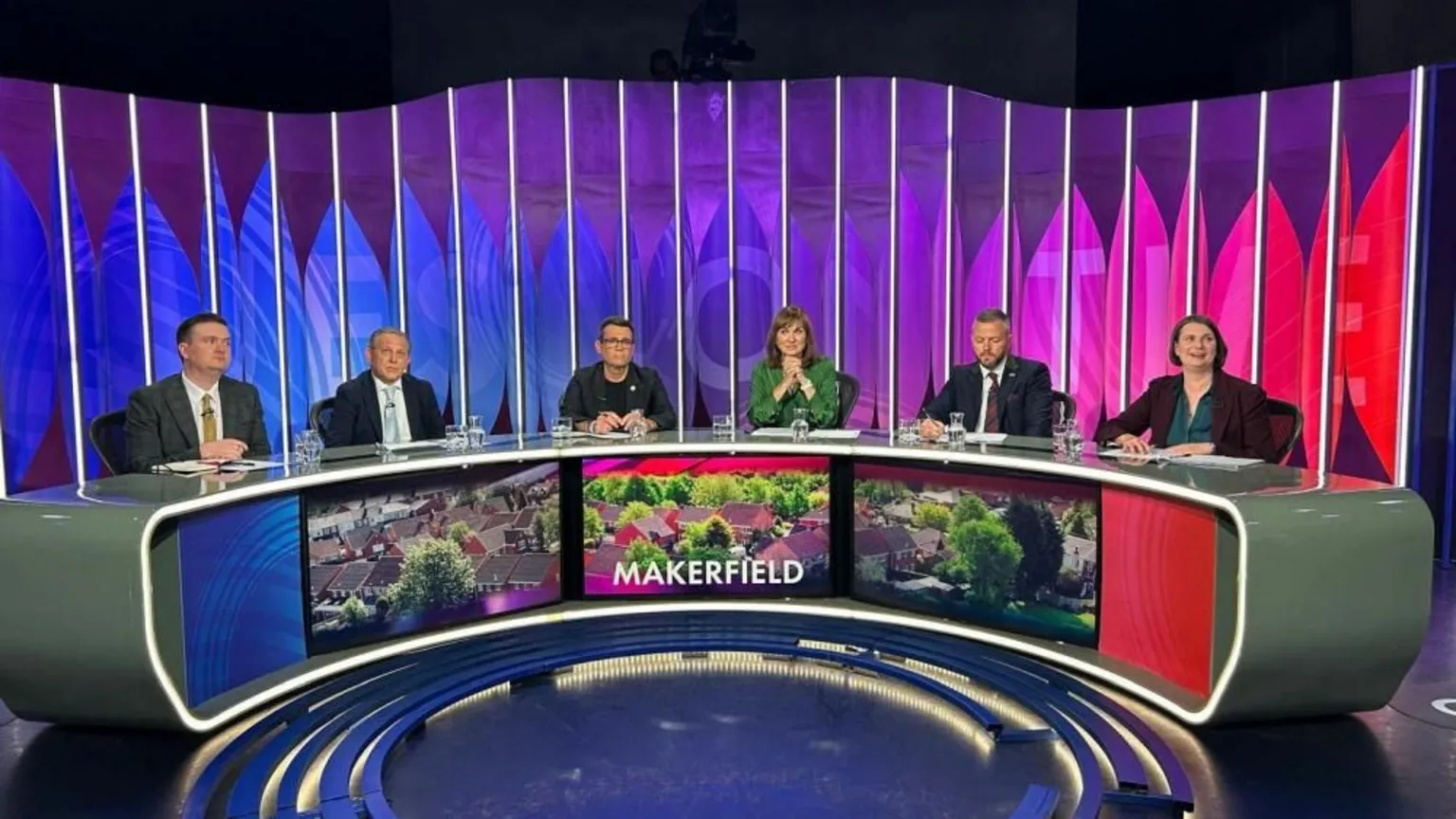  Six people are sat at the Question Time desk.