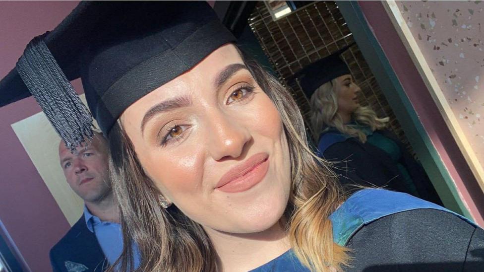 Sophie Morgan ar ei diwrnod graddio