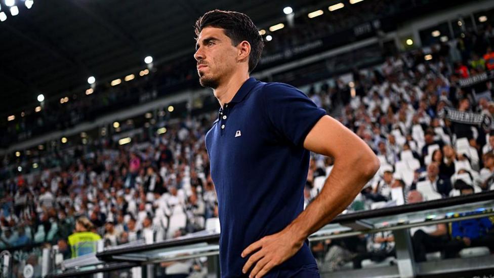 Image of manager Carlos Cuesta of Parma Calcio 1913 looking on during the Serie A match between Juventus FC and Parma Calcio 1913 at Allianz Stadium on August 24, 2025 in Turin, Italy.