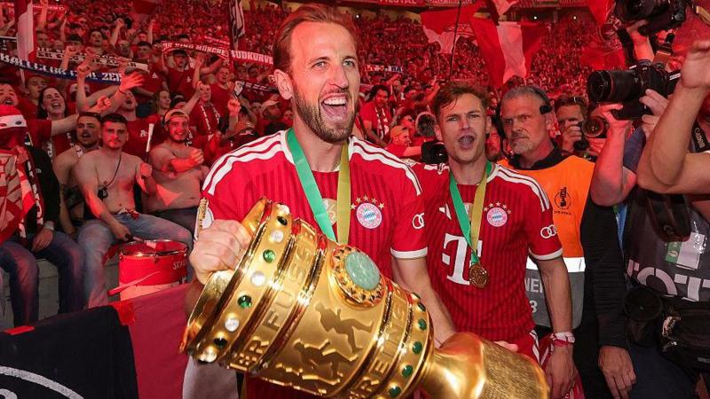 Kane holding the German Cup