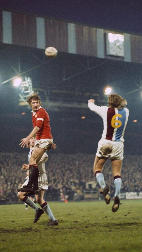 'Wyn the Leap' yn chwarae i Manchester United yn erbyn Crystal Palace yn 1972