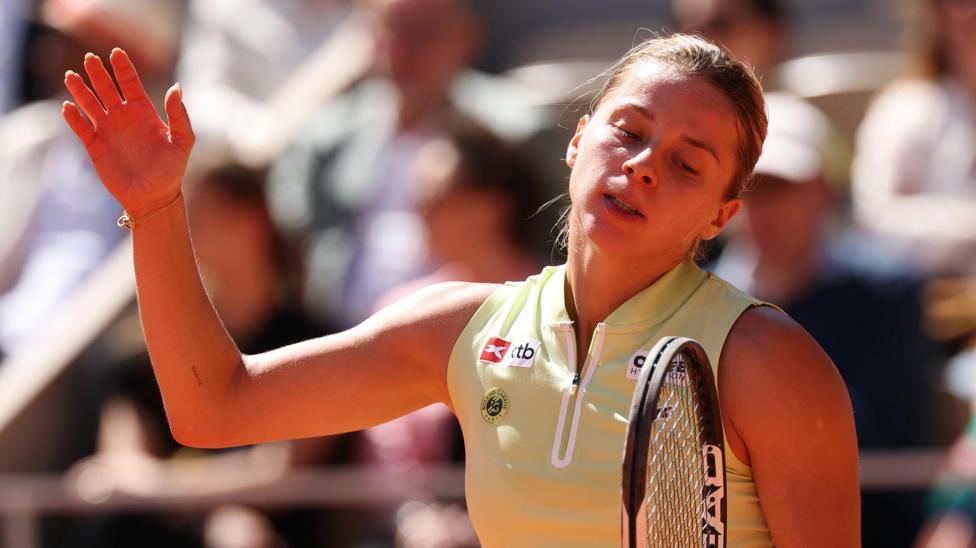 Maja Chwalinska reacts in the French Open final by throwing her right arm into the air