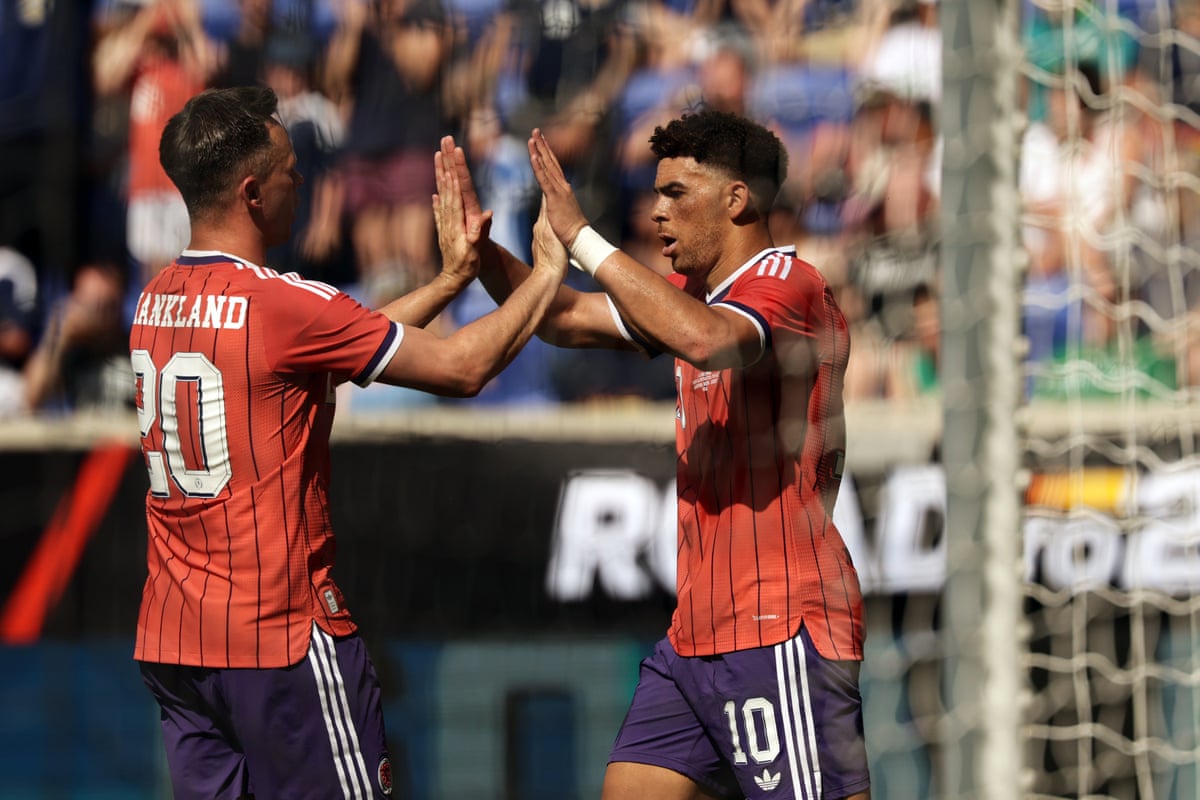 Lawrence Shankland and Ché Adams high five one another